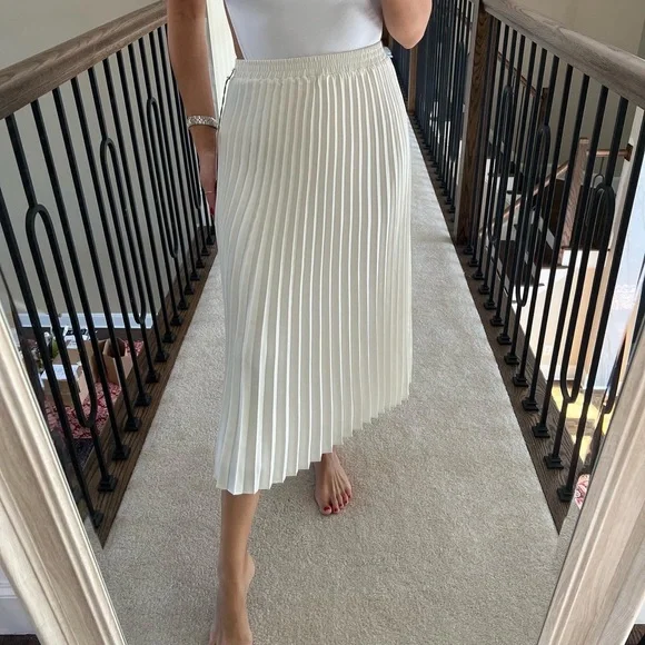 PLEATED WHITE SKIRT - Picture 2 of 6